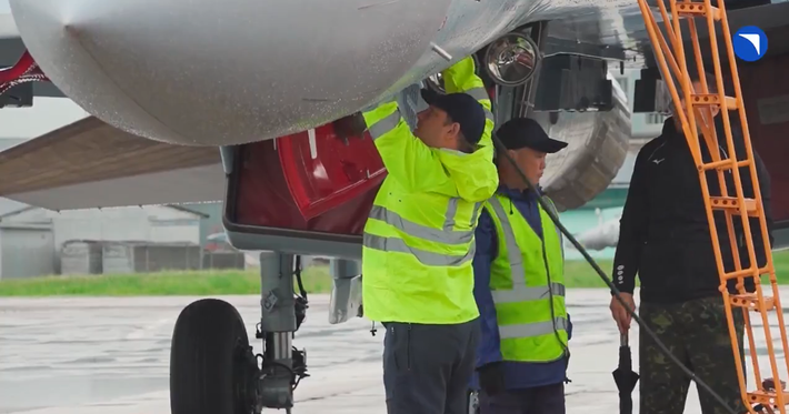 Được biết, Su-35S, máy bay chiến đấu đa năng thế hệ 4++, kết hợp công nghệ tiên tiến với tính linh hoạt vô song. Được trang bị hai động cơ AL-41F1S với vòi phun đẩy vector, máy bay đạt tốc độ Mach 2,25 và tầm bay 3.600 km. Những động cơ này cho phép máy bay phản lực có khả năng siêu cơ động, cho phép máy bay thực hiện các động tác nhào lộn phức tạp như Pugachev Cobra, một động tác thể hiện sự nhanh nhẹn của máy bay trong không chiến. Ảnh: @Грета Туборг.