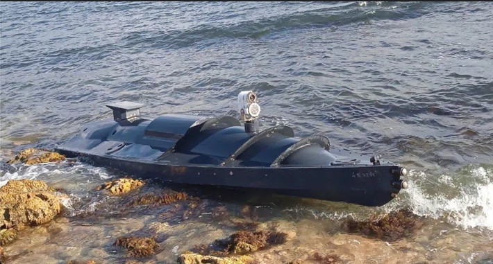 Khác với tiền tuyến, Crimea ít được Nga triển khai hệ thống đối phó UAV FPV, khiến các cuộc tấn công khó bị đánh chặn hoàn toàn. Nhờ tốc độ, khả năng cơ động và chi phí thấp, FPV trở thành vũ khí nguy hiểm trong chiến tranh phi đối xứng, đặc biệt khi được phóng từ các nền tảng cơ động như USV.