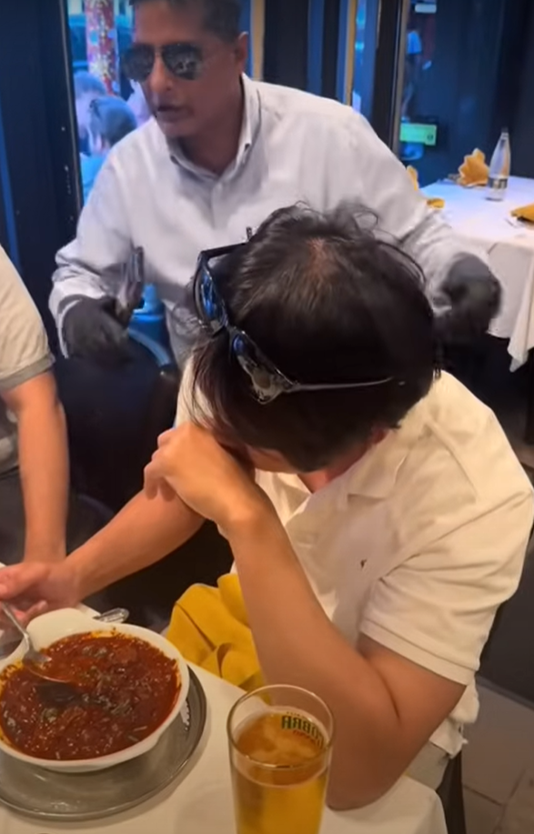 Không lâu sau khi ăn miếng đầu tiên, gia vị tỏ ra quá mạnh đối với Daniel, anh ấy lập tức đỏ mặt, vẻ mặt đau đớn, mồ hôi nhễ nhại. Ảnh: @Bengal Village - Best of Brick Lane.