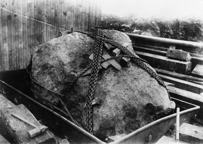 Người nước ngoài đầu tiên tìm đến thiên thạch này là Robert Peary vào năm 1894, với sự hỗ trợ của những người hướng dẫn là người Inuit bản địa. Ảnh: @Greg.