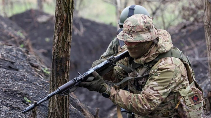 "Tình hình vẫn phức tạp và biến động", Trung tá Azov thuộc Quân đoàn 1, Vệ binh Quốc gia Ukraine cho biết khi vừa tới tăng cường khu vực. Ông khẳng định các đơn vị đã triển khai nhiều biện pháp nhằm chặn đà tiến của đối phương, dù Nga chấp nhận tổn thất nặng về nhân lực và trang bị để mở đường.