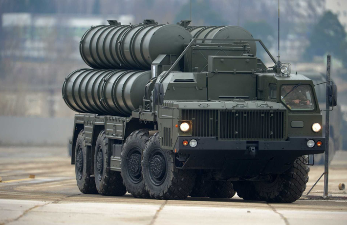 Sau đó, vào tháng 1/2020, các nhà lập pháp Nga đã ủng hộ việc cung cấp hệ thống S-400 cho Iran, với việc lãnh đạo Đảng Dân chủ Tự do Nga tuyên bố sau vụ ám sát vị tướng cấp cao nhất của Iran Qasem Soleimani vào tháng 1/2020 rằng, Moscow cần "đề xuất với Iran một thỏa thuận về hợp tác quân sự và bán gấp các loại vũ khí hiện đại nhất để không ai dám ném bất cứ thứ gì về phía Iran". Ông bày tỏ sự tin tưởng rằng S-400, và thậm chí có thể là hệ thống S-500 mới, sẽ có thể "bao phủ toàn bộ bầu trời Iran". Ảnh: @ Defence Industry Europe.