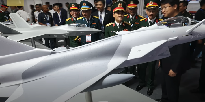 Tất nhiên, sự kiện trình diễn J-10CE tại LIMA 2025 không chỉ là về việc bán máy bay; mà còn là về việc thể hiện sức mạnh công nghệ và tham vọng địa chính trị của Trung Quốc. Thành công chiến đấu được báo cáo của máy bay phản lực này, mặc dù vẫn còn ẩn chứa một số điều không chắc chắn, nhưng nó đã mang đến cho Trung Quốc một câu chuyện mạnh mẽ để chứng minh rằng, phần cứng quân sự của nước này không hề kém hơn so với thiết kế của phương Tây hoặc Nga. Ảnh: @China Academy.