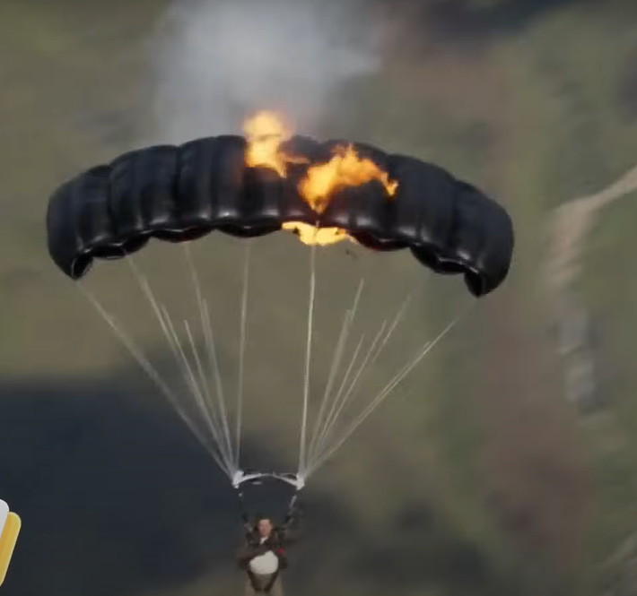 Tổ chức Kỷ lục Guinness cho biết, trong mỗi lần nhảy, Tom Cruise đều buộc chặt vào một chiếc dù đã được tẩm nhiên liệu và đốt cháy, trước khi tự cắt mình ra khỏi chiếc dù đang cháy, rồi triển khai một chiếc dù dự phòng khác để hạ cánh. Ảnh: @guinnessworldrecords.