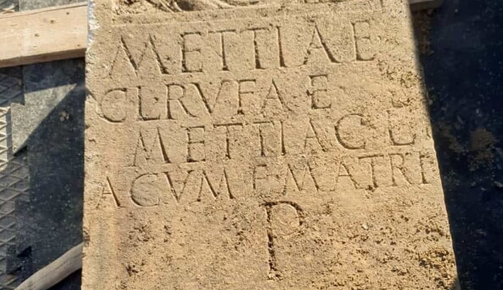 Trên tấm bia còn có dòng chữ khắc với nội dung: “METTIAE CL RVFAE METTIA CL ACVME MATRI P”. Ảnh: @Cơ quan Khảo cổ Thành phố Bucchianico.