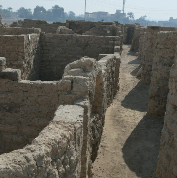 Khi đang tiến hành khai quật một khu vực giữa đền thờ Rameses III tại Medinet Habu và đền thờ Amenhotep III tại Memnon để tìm kiếm Đền thờ Tutankhamun, đoàn thám hiểm Ai Cập dưới sự chỉ đạo của Tiến sĩ Zahi Hawass đã phát hiện ra một quần thể kiến trúc kỳ lạ, độc đáo. Ảnh: @Bộ Du lịch và Cổ vật Ai Cập.