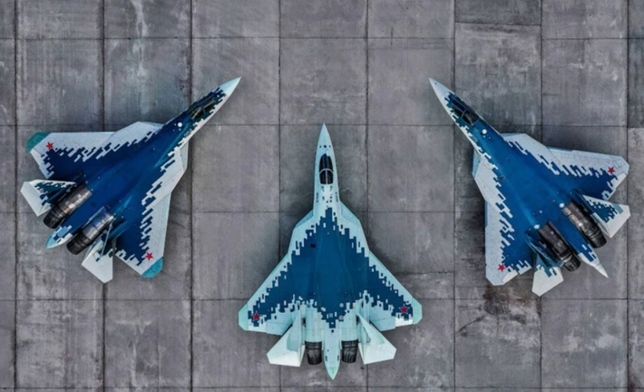 Khả năng siêu cơ động của máy bay Su-57E được hỗ trợ bởi động cơ đẩy vectơ, và khả năng mang theo nhiều loại đạn dược khiến nó trở nên linh hoạt cho các nhiệm vụ không đối không và không đối đất. Đối với Algeria, việc mua Su-57E sẽ báo hiệu một bước nhảy vọt về mặt công nghệ quân sự, định vị lực lượng không quân của mình là lực lượng dẫn đầu khu vực, và là đối trọng với các nước láng giềng như Morocco, nơi đang sử dụng máy bay F-16 do phương Tây cung cấp. Ảnh: @Air Data News.