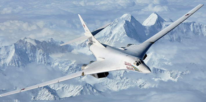 Mặc dù có khả năng ấn tượng, Tu-160 không phải là không có điểm yếu. Kích thước lớn và độ phức tạp của nó khiến việc bảo trì tốn kém, và việc sản xuất máy bay Tu-160 mới khá chậm và hạn chế. Nga vận hành khoảng 17 chiếc Tu-160, một số được nâng cấp lên tiêu chuẩn Tu-160M. Ảnh: @Air Force Technology.