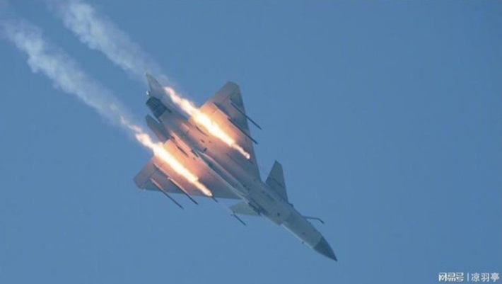Nếu được xác thực, các cáo buộc rằng tiêm kích Rafale bị bắn hạ bởi J-10C của Pakistan sẽ đánh dấu tổn thất chiến đấu đầu tiên được xác nhận của dòng Rafale kể từ khi nó được đưa vào trang bị trong các lực lượng không quân toàn cầu — một diễn biến đáng chú ý trong bối cảnh loại máy bay này ngày càng được ưa chuộng, từ Ấn Độ và Ai Cập cho đến UAE và Croatia. Ảnh: Sohu