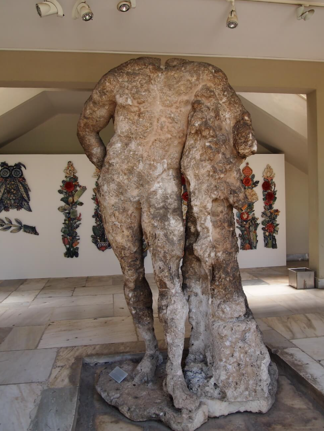 Người ta suy đoán rằng, chiếc đầu đá cẩm thạch này có thể thuộc về "Hercules of Antikythera", một bức tượng không đầu cũng được phát hiện tại địa điểm này vào năm 1900, và hiện đang được trưng bày tại Bảo tàng Khảo cổ học Quốc gia ở Athens. Ảnh: @Bộ Văn hóa Hy Lạp.