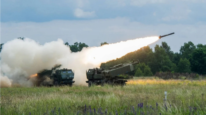 Ngay trong ngày diễn ra đàm phán, chiến trường diễn ra rất ác liệt. Quân đội Ukraine trở nên đặc biệt sôi động tại khu vực Kursk, triển khai các đội bộ binh tiến hành những đợt tấn công dữ dội vào nhiều vị trí của Nga tại khu vực Tetkino. Theo hãng thông tấn Ukrinform (Ukraine), trong một trận phản pháo, pháo phản lực HIMARS của Ukraine đã phá hủy một bệ phóng tên lửa đa nòng 240mm do Triều Tiên sản xuất. Ảnh: Getty Images