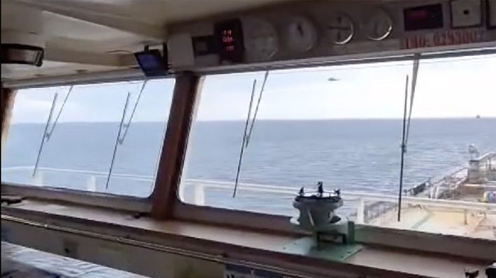 Chiếc Jaguar ở gần đảo Naissaar, ngoài khơi thủ đô Tallinn của Estonia, khi hải quân Estonia liên lạc qua radio vào chiều ngày 13/5, theo lời Chỉ huy Ivo Värk. Do tàu “không mang quốc tịch”, Estonia “có nghĩa vụ xác minh giấy tờ và tình trạng pháp lý của con tàu”, ông nói thêm. Ảnh: Top War