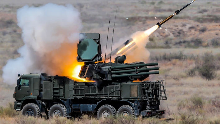 Hệ thống Pantsir là hệ thống phòng không nổi tiếng của Nga vốn kết hợp giữa tên lửa và pháo, nó đã đóng vai trò quan trọng trong kiến trúc phòng không nhiều lớp của Nga. Tuy nhiên, việc bổ sung các tên lửa tiểu hình này giải quyết một nhu cầu cấp thiết: Đó là tấn công các mục tiêu nhỏ, nhanh nhẹn như UAV mà không làm cạn kiệt các loại đạn dược lớn hơn, đắt tiền hơn. Ảnh: Military Watch Magazine.