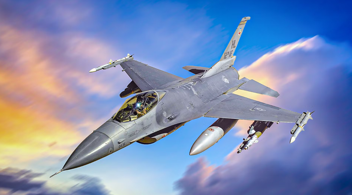 F-16, nền tảng của sức mạnh không quân phương Tây, là máy bay phản lực chiến đấu đa năng được General Dynamics (nay là Lockheed Martin) thiết kế vào những năm 1970. Nó vẫn là một trong những máy bay tiên tiến và linh hoạt nhất trên thế giới, với hơn 4.500 chiếc được chế tạo và vận hành bởi hơn 25 quốc gia. Ảnh: @Simple Flying.