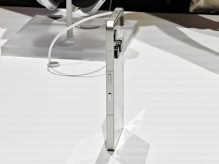Khung viền nhôm tái chế phẳng đều bốn cạnh, kết hợp mặt kính cường lực Gorilla Glass 5 ở cả trước và sau.