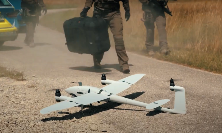 “Dòng UAV Vector đã thực hiện hàng ngàn giờ bay để thực thi các nhiệm vụ chiến đấu tại Ukraine trong những điều kiện khắc nghiệt nhất”, Sharpin nói. “Những bài học kinh nghiệm và bài học xương máu đó đã được đúc kết vào sản phẩm mới nhất của chúng tôi trên lớp MRR, đó là mẫu VectorAI”. Ảnh: @Quantum-Systems.
