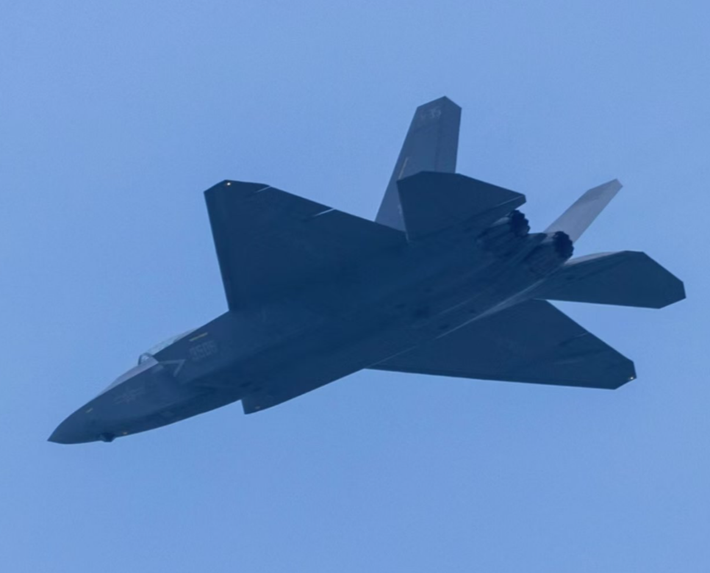 J-35 cũng được kỳ vọng sẽ có hệ thống nhắm mục tiêu quang điện tử để xác định mục tiêu trên không và trên mặt đất, có khả năng tương tự như của EOTS trên F-35. Ảnh: @Clay_PLAPAP.
