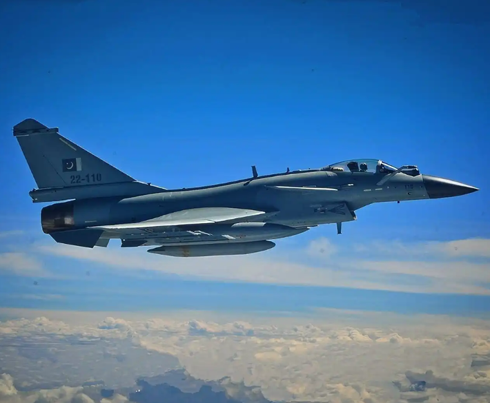 J-10CE cũng được trang bị hệ thống tìm kiếm và theo dõi hồng ngoại (IRST), cho phép phát hiện thụ động máy bay địch, tăng cường khả năng sống sót trước các mối đe dọa tàng hình. Bộ tác chiến điện tử của nó, bao gồm các máy thu cảnh báo radar và các công nghệ đối phó tiên tiến giúp củng cố thêm khả năng hoạt động của J-10CE trong môi trường cạnh tranh. Ảnh: @China-Arms.