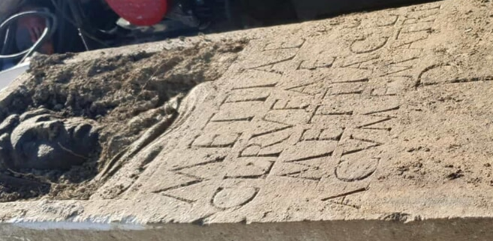 Có thể dịch gần đúng (cộng với suy đoán nội dung cho các từ viết tắt) thành: “Gửi Mettia Rufa, người phụ nữ được giải phóng của Caius, Mettia, người phụ nữ được giải phóng của Caius, tặng món quà này cho mẹ cô”. Ảnh: @Cơ quan Khảo cổ Thành phố Bucchianico.