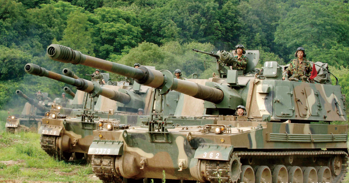 K9 Thunder được trang bị động cơ diesel 8 xi-lanh MTU MT 881 Ka-500 làm mát bằng nước, kết hợp với hộp số Allison ATDX1100-5A3. Động cơ sản sinh công suất 1.000 mã lực với tỷ số công suất trên trọng lượng là 21,6 mã lực/tấn. Động cơ phụ trợ trên biến thể K9A1 cải tiến có thể cung cấp thêm công suất lên đến 8kW (10,7 mã lực). Ảnh: @Zona Militar.