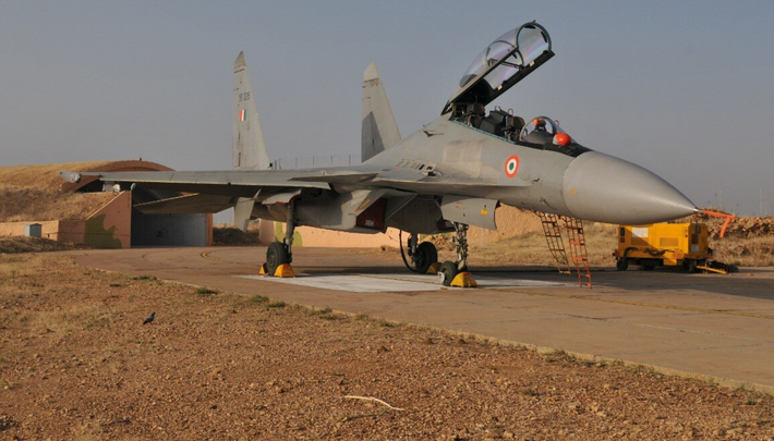 Với đội hình máy bay Su-30MKI dự kiến sẽ phục vụ đến những năm 2040, Ấn Độ có lý do chính đáng để đầu tư vào việc hiện đại hóa ít nhất một phần lớn phi đội này. Ba bộ phận của máy bay Su-30MKI có thể đặc biệt dễ cải thiện, mỗi bộ phận sẽ cách mạng hóa hiệu suất, là radar, động cơ và vũ khí không đối không. Ảnh: @ Defence News India.