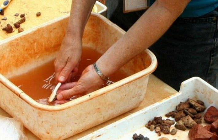 Nhóm chuyên gia không tìm thấy bất kỳ bằng chứng nào về chấn thương, cũng như bất kỳ manh mối nào về cách cô bé này chết, ngoại trừ đầu chim được đặt trong miệng cô bé được tìm thấy. Vậy đứa trẻ này là ai và ai đã chôn chúng? Hiện tại, các nhà nghiên cứu đang cố gắng trả lời những câu hỏi này và nhiều câu hỏi khác nữa. Ảnh: @Miron Bogacki.