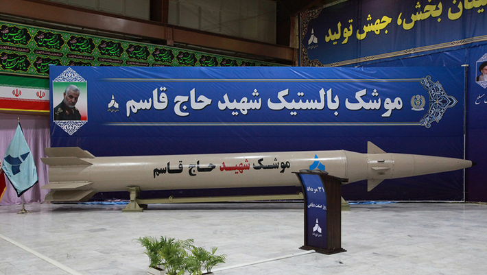 Cũng mới đây, Iran đã sử dụng một tên lửa đạn đạo mới phát triển tên là Haj Qassem trong loạt cuộc không kích mới nhất nhằm vào Israel, được đặt theo tên của Tướng Qassem Soleimani, người đã bị giết theo lệnh của Tổng thống Trump năm 2020. Iran tuyên bố rằng, tên lửa đạn đạo dẫn đường Haj Qassem được thiết kế để tránh hệ thống phòng thủ Iron Dome của Israel, và thậm chí có thể vượt qua Hệ thống phòng thủ tầm cao giai đoạn cuối của quân đội Mỹ. Ảnh: @Wikipedia.