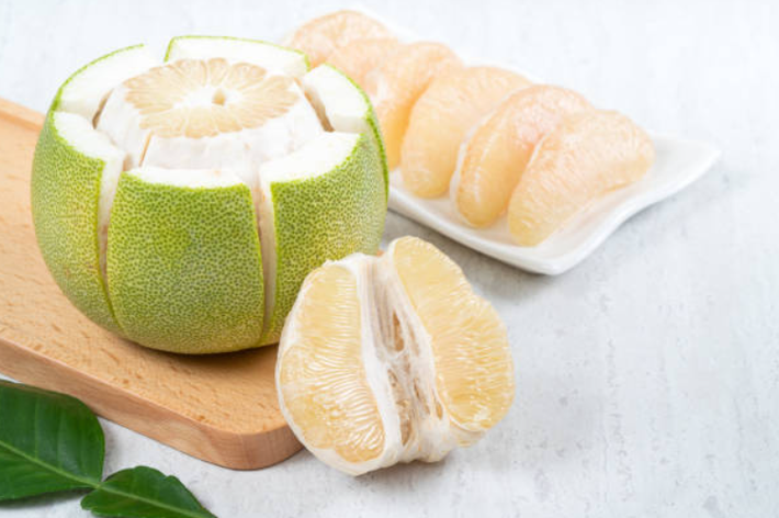 Bằng cách chà nhẹ 2 lớp vật liệu này bằng ngón tay, mẫu thiết bị đã chuyển đổi hiệu quả, thành công năng lượng cơ học bên ngoài thành điện năng, và nó đã thắp sáng khoảng 20 Điốt phát quang (là nguồn sáng bán dẫn phát ra ánh sáng khi có dòng điện chạy qua). Ảnh: @iStock.