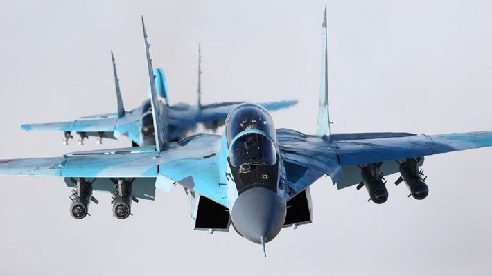 Theo các bài đăng trên X, một số máy bay MiG-35 đã được điều động trong những ngày gần đây để chặn các phương tiện bay không người lái ở Quân khu Moscow. Động thái này diễn ra trong bối cảnh căng thẳng gia tăng giữa cuộc xung đột Nga-Ukraine, khi Kyiv tăng cường các cuộc tấn công bằng máy bay không người lái tầm xa vào sâu trong lãnh thổ của Nga. Ảnh: @19FortyFive.