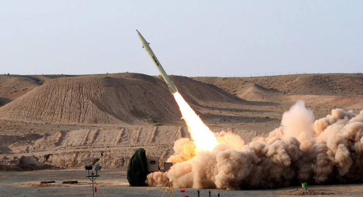 Tại thời điểm viết bài, loại tên lửa đạn đạo chính xác của Iran mang đầu đạn bom chùm vẫn chưa rõ ràng. Ảnh: @DW.