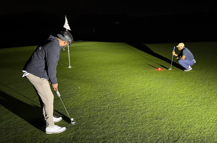 Với sự quyết tâm cao độ, Kelechi Ezihie đã chơi cả ngày lẫn đêm tại sân golf câu lạc bộ Huntington Crescent, chịu đựng sự mệt mỏi và cả điều kiện thời tiết thay đổi. Ảnh: @Đài CBS New York.