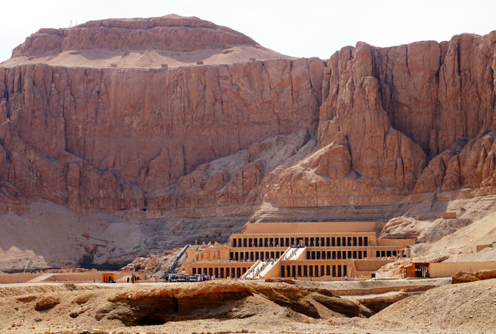 Trong quần thể đền thờ tang lễ của Pharaoh Amenhotep III (năm 1386-1349 Trước Công Nguyên) ở Luxor, Ai Cập, một nhóm các nhà khảo cổ học quốc tế đã khai quật hàng loạt vật thể lạ, huyền bí, cổ xưa. Ảnh: @Horig Suruzaan.