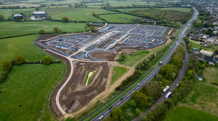 Trong quá trình khai quật tại địa điểm công viên A40 Science Transit ở Eynsham, Balfour Beatty, Oxfordshire, nước Anh, các nhà khảo cổ học đến từ Viện khảo cổ học Cotswold đã phát hiện ra một vật thể lạ trong một ngôi mộ thời kỳ đồ đồng chứa đầy vết tích than củi. Ảnh: @ Oxford Clarion.