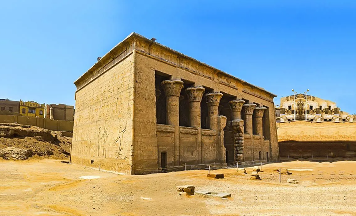 Trong quá trình trùng tu Đền Esna ở Luxor, Ai Cập, các nhà khảo cổ học Ai Cập-Đức bất ngờ phát hiện ra nhiều quần thể di tích độc lạ. Ảnh: @Ahram Online.
