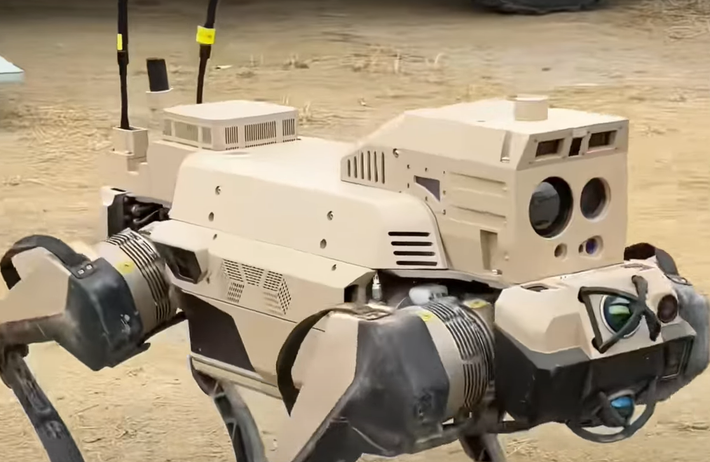 Lần đầu tiên được giới thiệu tại Triển lãm Hàng không Trung Quốc 2024, Sói Robot quân sự nặng khoảng 70 kg và được phát triển bởi Tập đoàn Công nghiệp Nam Trung Quốc. Ảnh: @CCTV.