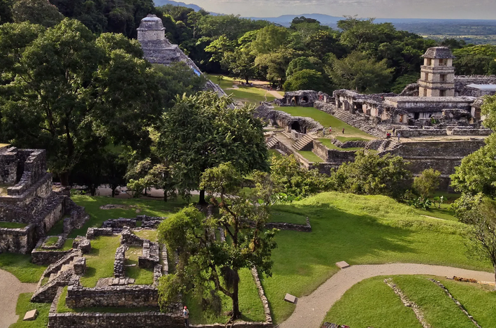 Thành phố Palenque, nằm gần sông Usumacinta thuộc bang Chiapas của Mexico, còn được gọi là Lakamha trong tiếng Itza, chủ yếu được biết đến là nơi có một số công trình kiến trúc, tác phẩm điêu khắc, mái nhà và chạm khắc phù điêu đẹp nhất đến từ thế giới Maya tiền sử. Ảnh: @ Britannica.