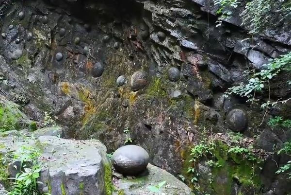 Câu chuyện về Tôn Ngộ Không, nhân vật huyền thoại trong tiểu thuyết "Tây Du Ký", được sinh ra từ một tảng đá đã trở nên quen thuộc. Tuy nhiên, ít ai biết rằng, tại một vùng núi sâu thuộc châu tự trị dân tộc Bố Y và dân tộc Miêu Tiềm Nam, tỉnh Quý Châu của Trung Quốc, lại có một hiện tượng địa chất có thật, kỳ lạ không kém.