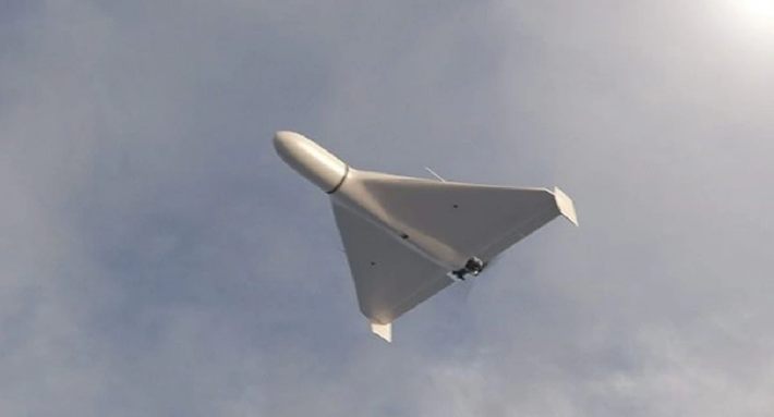 Việc Nga đầu tư mạnh tay vào nâng cấp UAV Shahed hoàn toàn không phải điều bất ngờ. Theo giới quan sát, mục tiêu trước mắt là nhằm giảm chi phí thông qua việc sử dụng UAV thay thế một phần tên lửa hành trình. Về lâu dài, đây còn là bước chuẩn bị cho một cuộc chiến tiêu hao kéo dài. So với tên lửa, UAV có thời gian sản xuất nhanh hơn, chi phí thấp hơn, phù hợp với chiến lược đánh lâu dài mà Moscow dường như đang theo đuổi. Ảnh: Defense Express