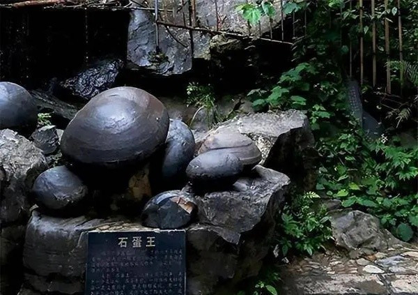Một trong những khía cạnh bí ẩn nhất của vách đá này chính là chu kỳ xuất hiện định kỳ được người dân địa phương quan sát và ghi nhận, khoảng 30 năm một lần. Các khối kết hạch này được hình thành sâu bên trong cấu trúc đá. Chúng chỉ lộ diện trên bề mặt sau khi lớp đá mềm hơn xung quanh bị xói mòn dần do tác động của thời tiết, gió, mưa, dòng chảy.