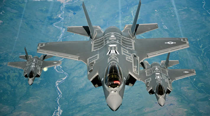 Những chiếc máy bay này, được thiết kế bởi Lockheed Martin, nổi tiếng với khả năng trốn tránh radar thông qua công nghệ tàng hình tiên tiến, giảm thiểu các đặc điểm nhiệt và điện từ của chúng. Không giống như máy bay thông thường, vật liệu composite và thiết kế góc cạnh của F-35 phân tán sóng radar, khiến chúng gần như vô hình đối với các hệ thống tên lửa đất đối không như Bavar-373 của Iran (thường được quảng cáo là tương đương với S-300 của Nga. Ảnh: @Airman Magazine - AF.mil.