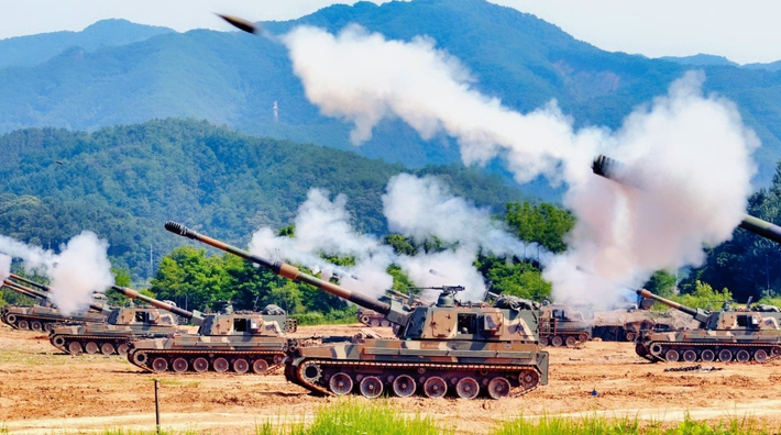 Cơ quan mua sắm vũ khí Hàn Quốc giải thích rằng, việc phát triển động cơ nội địa K9 Thunder là rất quan trọng để tăng cường khả năng tự cung tự cấp trong quốc phòng, và thúc đẩy xuất khẩu hệ thống pháo binh tinh vi này. Ảnh: @ Asian Military Review.