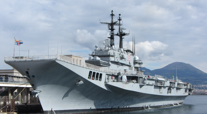 Hiện tại Hải quân Indonesia đang đánh giá việc mua lại tàu sân bay cũ của Hải quân Italy, có tên là ITS Giuseppe Garibaldi (C-551), vốn đã bị buộc phải ngừng hoạt động vào năm 2024, chỉ vài tháng sau khi tàu tấn công đổ bộ ITS Trieste (L9890) được đưa vào sử dụng thay thế. Ảnh: @ Seaforces Online.