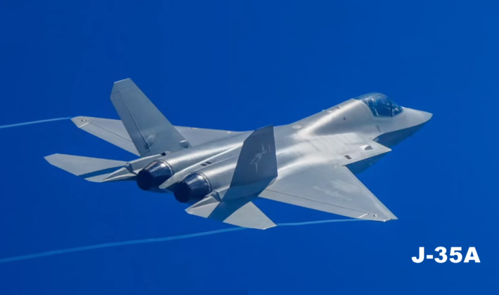 Biến thể J-35 trên đất liền ( còn có tên gọi là J-35A) dành cho Không quân Quân đội Giải phóng Nhân dân (PLAAF), được cho là có một bánh xe mũi đơn, mặt phẳng cánh được sửa đổi để tối ưu hóa hiệu suất khí động học và tương thích với đường băng thông thường. Thiết kế của nó cho thấy một nền tảng đa chức năng, có khả năng chiếm ưu thế trên không, tấn công mặt đất và các nhiệm vụ tác chiến điện tử khác. Ảnh: @ Air Data News.