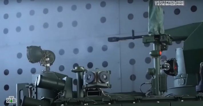 Ví dụ, M1 Abrams sử dụng hệ thống điều khiển hỏa lực SEP v3 tiên tiến và khả năng liên kết dữ liệu, cho phép phối hợp liền mạch với các đơn vị khác, một tính năng mà T-90M vẫn đang phát triển. Tương tự như vậy, các hệ thống bảo vệ chủ động của Leopard 2A7, như Trophy, cung cấp một lợi thế phòng thủ chống lại đạn dược có điều khiển, một lĩnh vực mà hệ thống Arena-M của T-90M ít được chứng minh trong chiến đấu thực tiễn. Ảnh: @Military Update.