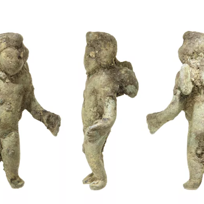 Thần Cupid này có đôi cánh ngắn, cụt ngủn trên lưng, cùng khuôn mặt phúng phính, mái tóc xoăn, và thứ trông giống như một búi tóc trên đỉnh đầu. Ảnh: @National Highways/Oxford Cotswold Archaeology.