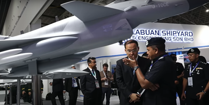Có thể thấy, tại LIMA 2025, sự xuất hiện của J-10CE là một phần trong chiến lược rộng lớn hơn của Trung Quốc, nhằm thu hút các quốc gia Đông Nam Á, đặc biệt là Malaysia, quốc gia đang tìm cách thay thế phi đội máy bay chiến đấu Su-30MKM và MiG-29 cũ kỹ do Nga chế tạo. Ảnh: @China Academy.