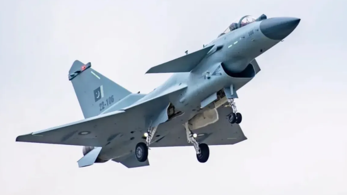 Các báo cáo gần đây chỉ ra rằng, Không quân Pakistan, đơn vị nước ngoài duy nhất sử dụng J-10CE, đã triển khai máy bay phản lực này trong một loạt các cuộc giao tranh chống lại máy bay Ấn Độ vào tháng 5/2025, sau khi căng thẳng gia tăng ở Jammu và Kashmir. Ảnh: @The War Zone.