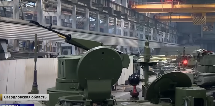 So với những thế hệ trước, T-90M có những nâng cấp đáng kể. Tháp pháo được thiết kế lại tích hợp các thiết bị điện tử tiên tiến, bao gồm hệ thống kiểm soát hỏa lực kỹ thuật số giúp tăng cường độ chính xác và thời gian phản ứng. Khi so sánh với các đối thủ phương Tây, T-90M có hỏa lực tốt, nhưng lại tụt hậu ở một số lĩnh vực công nghệ cảm biến và tích hợp mạng. Ảnh: @Military Update.