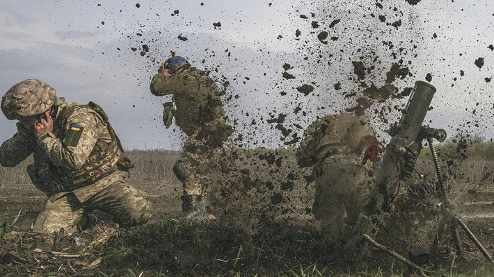 Các chuyên gia quân sự Anh nhận định cường độ pháo kích ở Donetsk đang ở mức cao nhất kể từ đầu mùa hè. Cả hai bên đều sử dụng pháo binh tầm xa, UAV trinh sát và tên lửa chiến thuật để giành lợi thế. Người dân ở nhiều khu vực phải sơ tán khẩn cấp, trong khi cơ sở hạ tầng dân sự tiếp tục bị hư hại nặng nề, làm gia tăng khủng hoảng nhân đạo tại miền Đông Ukraine.