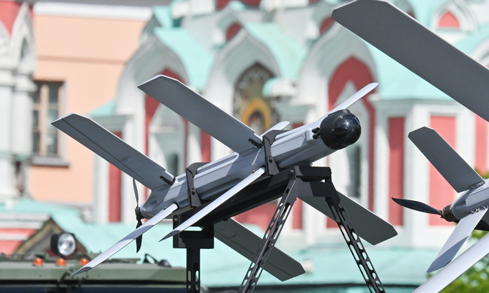 Khả năng này đã khiến UAV Lancet trở thành công cụ được ưa chuộng trong các hoạt động phản pháo, nhắm vào pháo binh, hệ thống phòng không và sở chỉ huy của đối phương. Chi phí thấp của nó - ước tính khoảng 35.000 đô la mỗi chiếc - mang lại lợi thế đáng kể so với các hệ thống tên lửa đắt tiền hơn, cho phép Nga triển khai nó với số lượng lớn, mà không gây áp lực lên ngân sách. Ảnh: @ Defense Security Monitor.